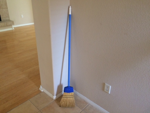 தொடப்பத்த இந்த இடத்தில் வைச்சா வீட்டில் பணமே தங்காது...