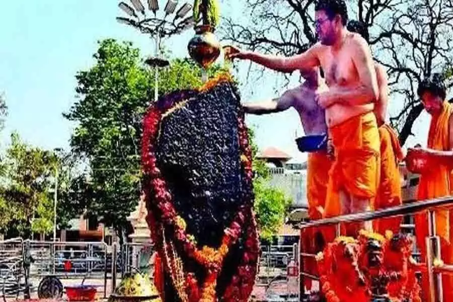 சனிபகவானுக்கு கடுகு எண்ணெயில் ஏன் அபிஷேகம் செய்கிறார்கள் தெரியுமா?